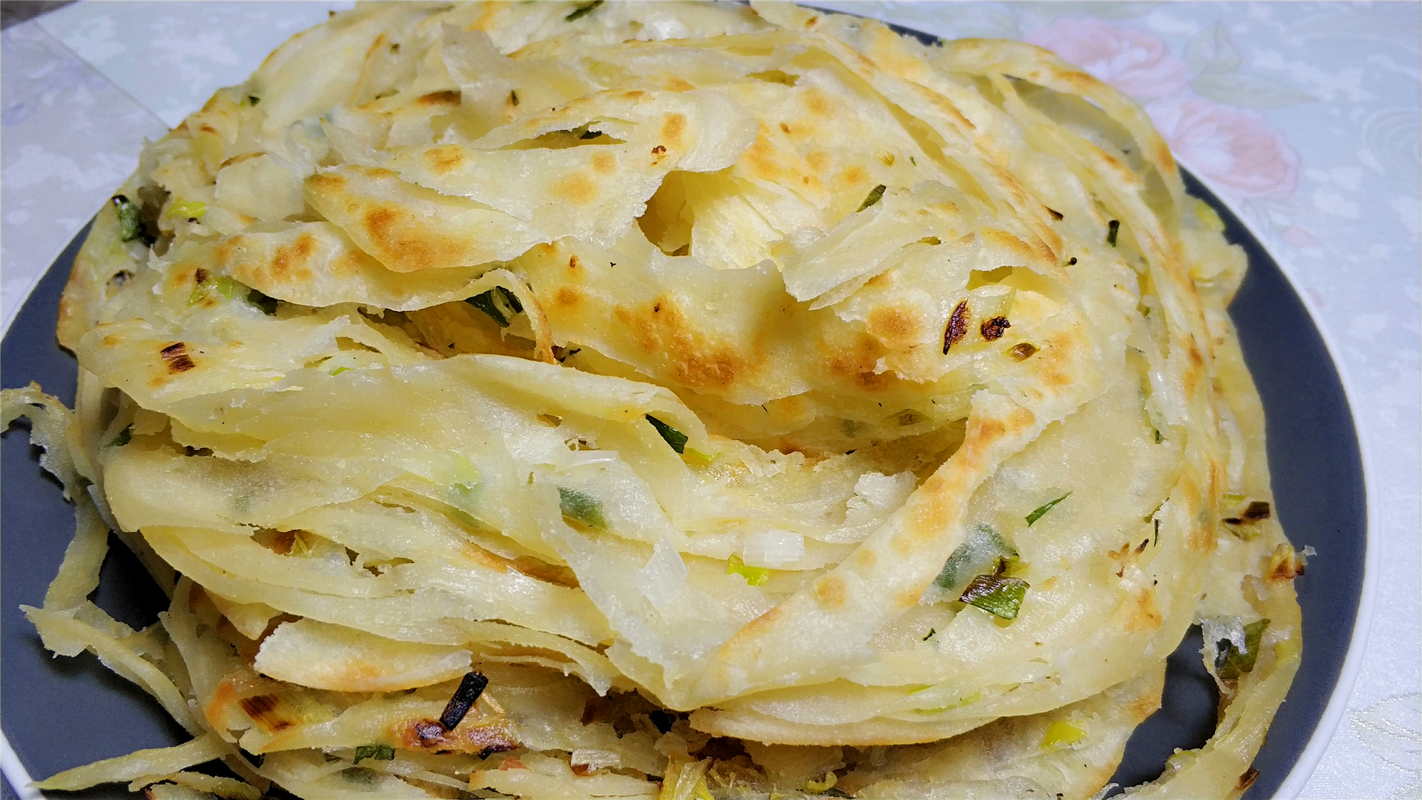 油饼怎么做又软又好吃(鸡蛋油饼怎么做又软又好吃)